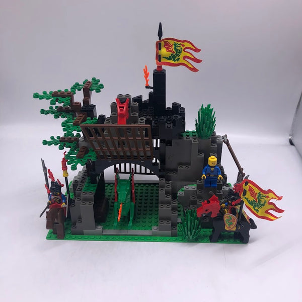 Dark Dragon's Den 6076 - Used LEGO Castle set